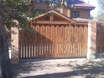 Сдвижные ворота с деревянным заполнением