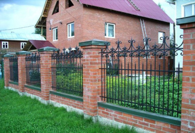 Кованый забор для частного дома вид сбоку