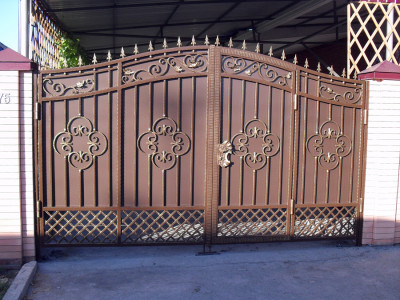 Кованые ворота с сетчатым низом